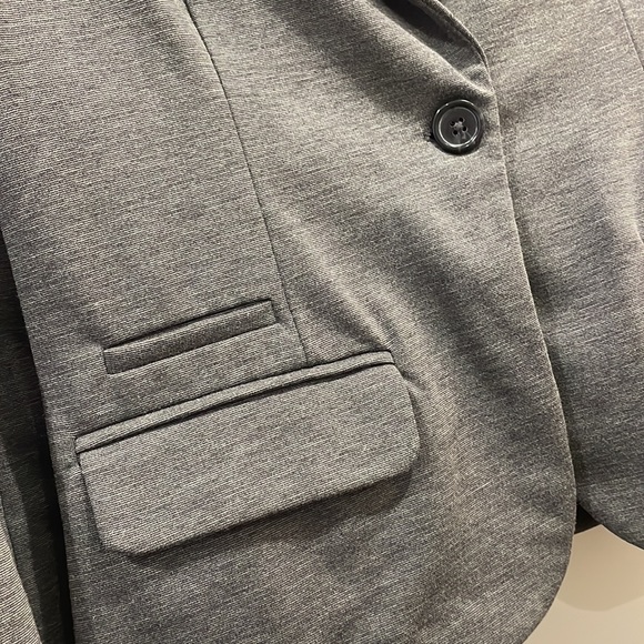 This blazer has shoulder pads. Split in the back, great condition - Picture 3 of 10